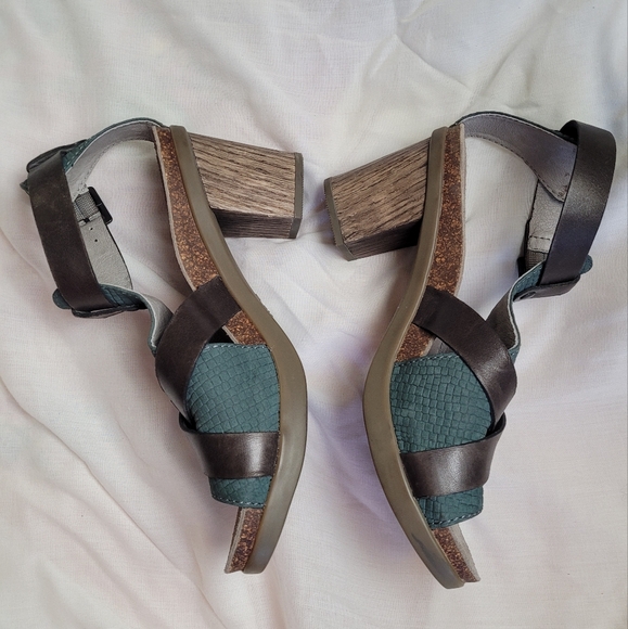Dansko Dominque heels cross buckle strap sandals - Picture 2 of 16
